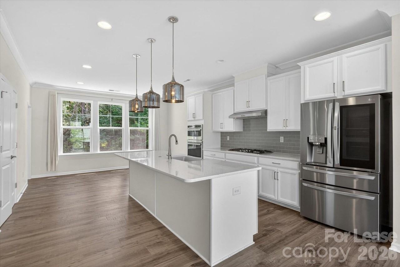 13018 Simoneaux Ln - Photo 3 of 33
