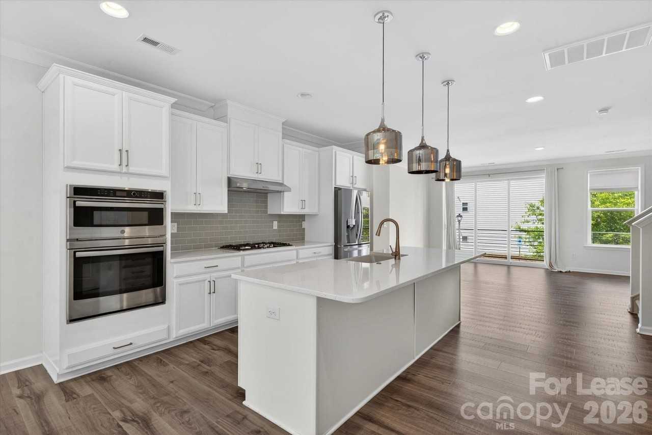 13018 Simoneaux Ln - Photo 4 of 33