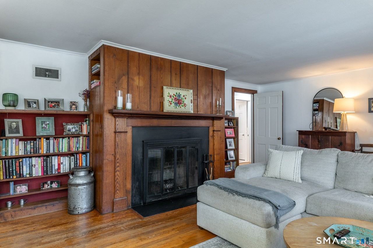 255 Woodbury Rd - Photo 4 of 22