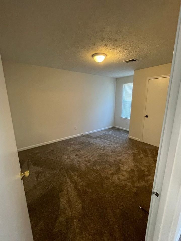 8846 W Hills Ct - Photo 7 of 12
