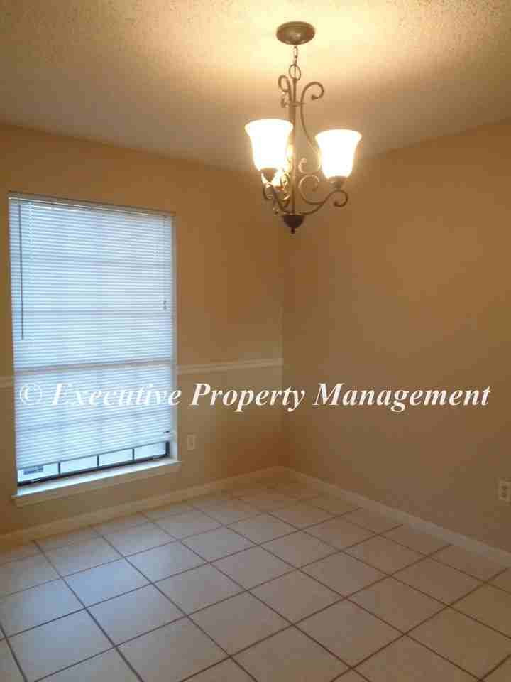 1505 Hillside St - Photo 5 of 11