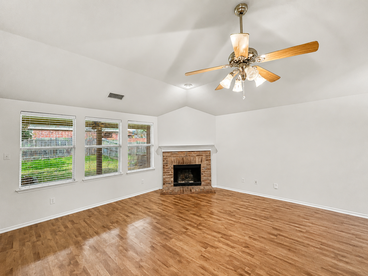 3320 Truman St - Photo 5 of 36