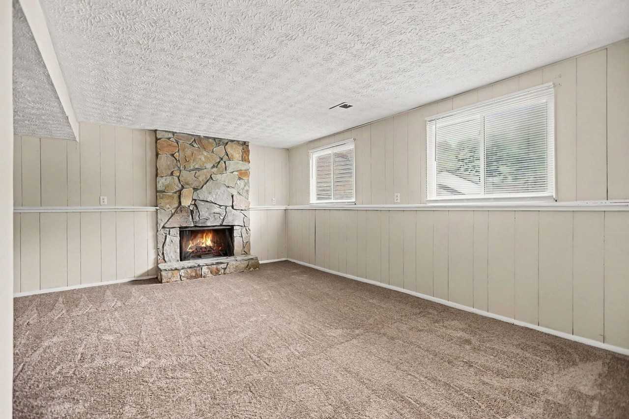 1380 Muirfield Dr - Photo 4 of 18