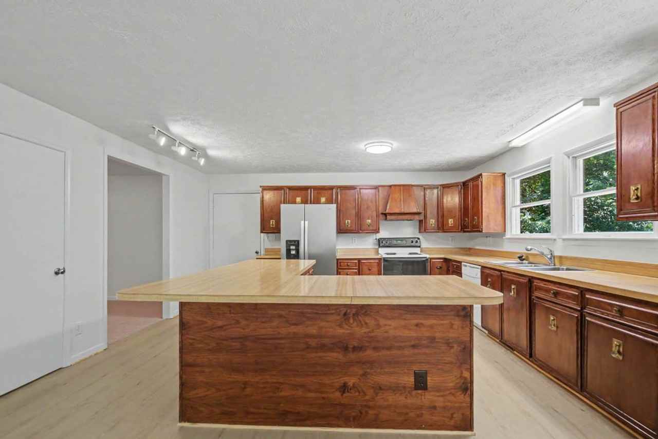 151 Country Club Dr - Photo 3 of 38