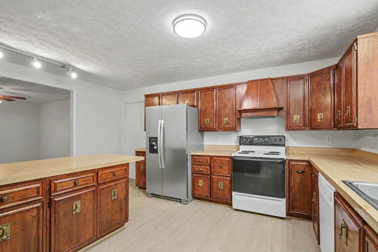 151 Country Club Dr - Photo 4 of 38