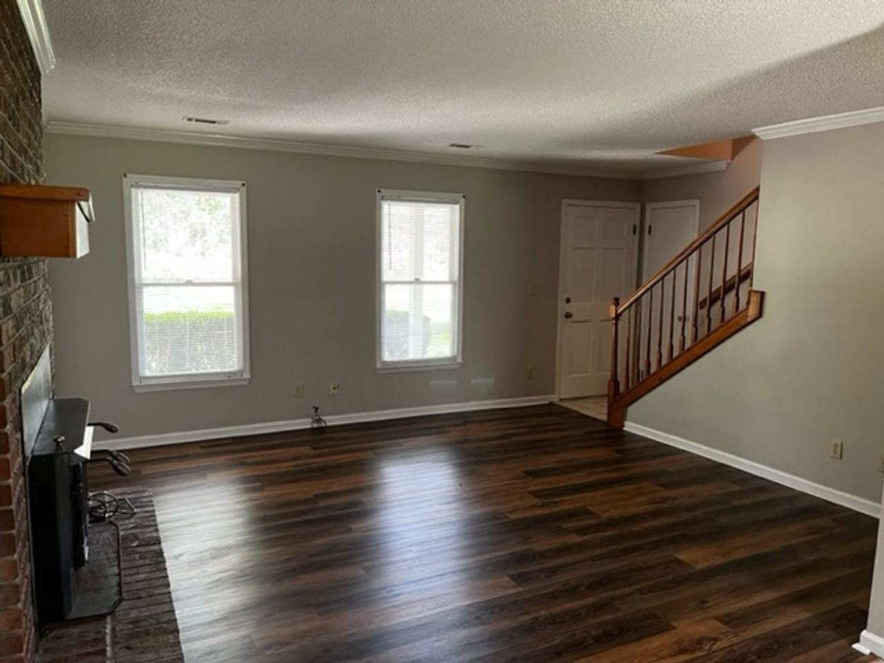 190 Webb Dr - Photo 2 of 11