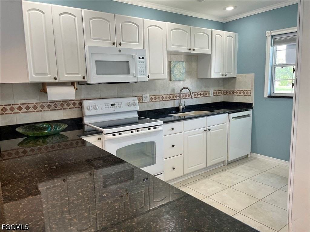 6925 Par Way - Photo 3 of 32