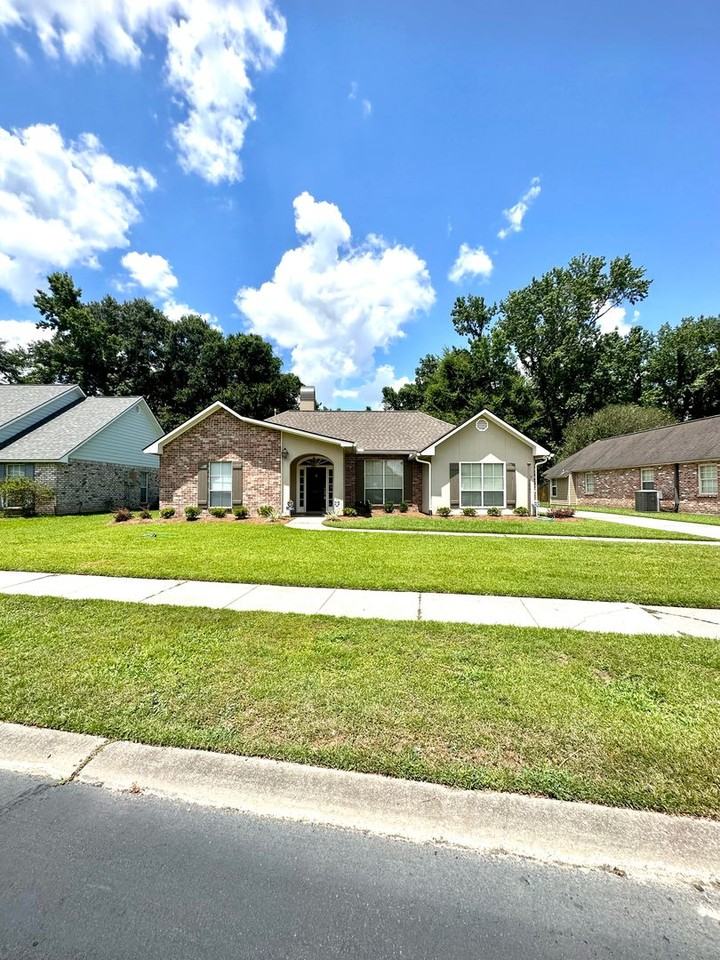 11821 Thornberry Ln - Photo 2 of 33