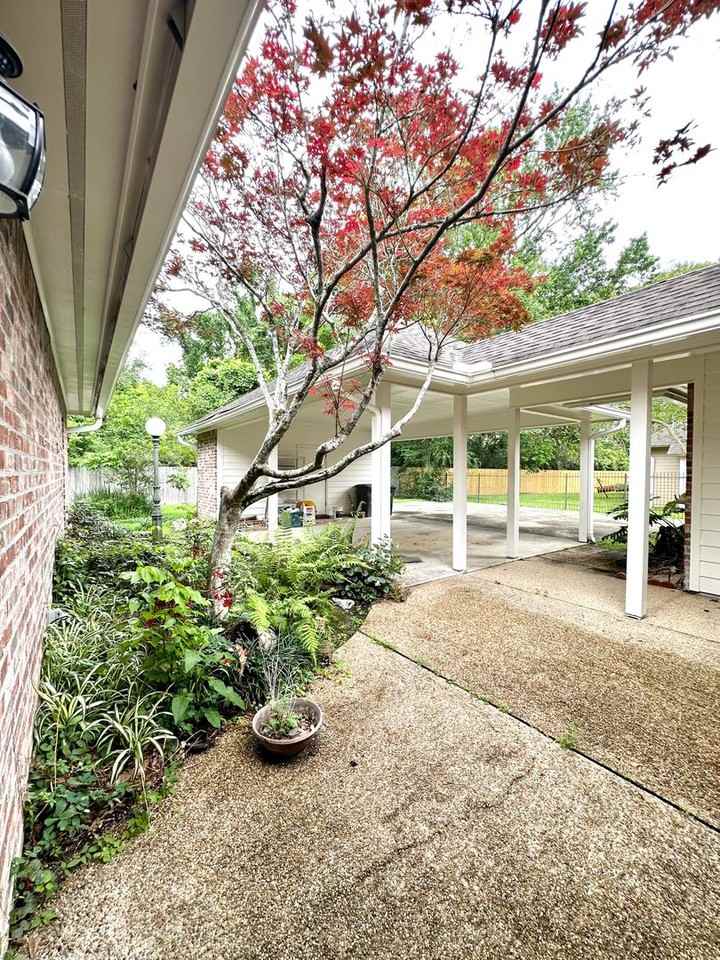 11821 Thornberry Ln - Photo 3 of 33