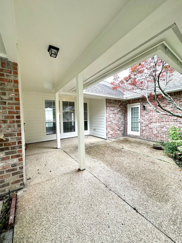 11821 Thornberry Ln - Photo 4 of 33
