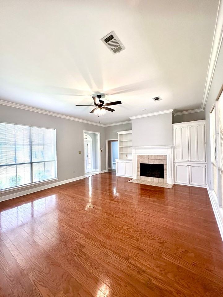 11821 Thornberry Ln - Photo 5 of 33