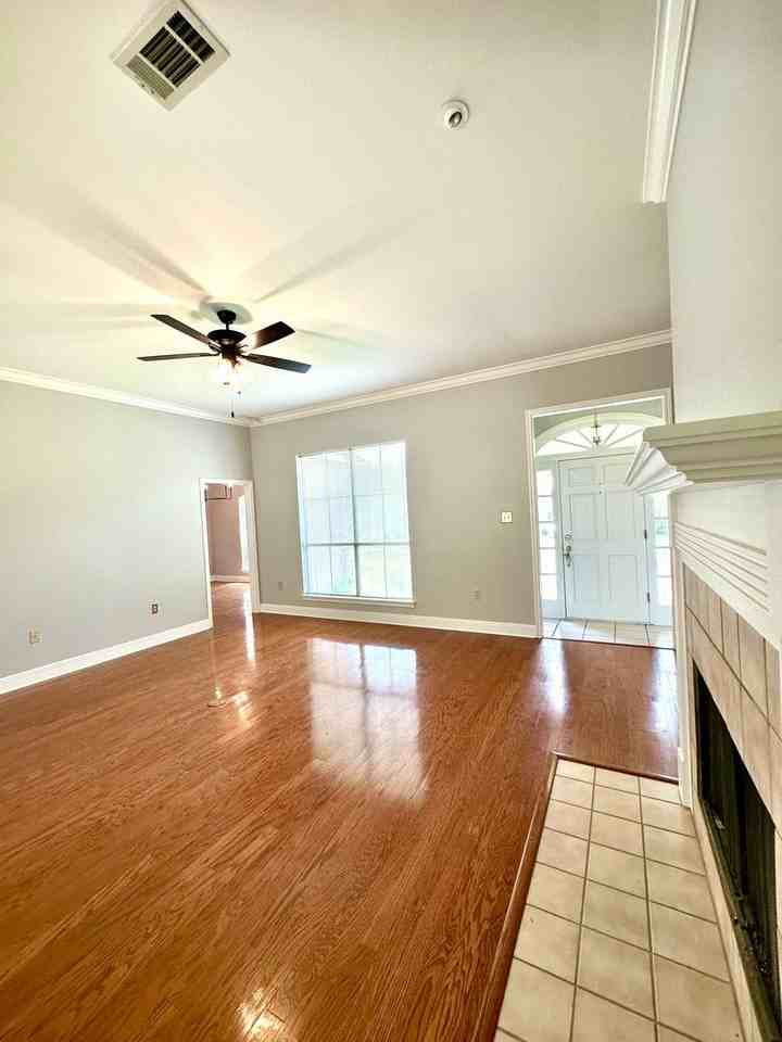 11821 Thornberry Ln - Photo 6 of 33