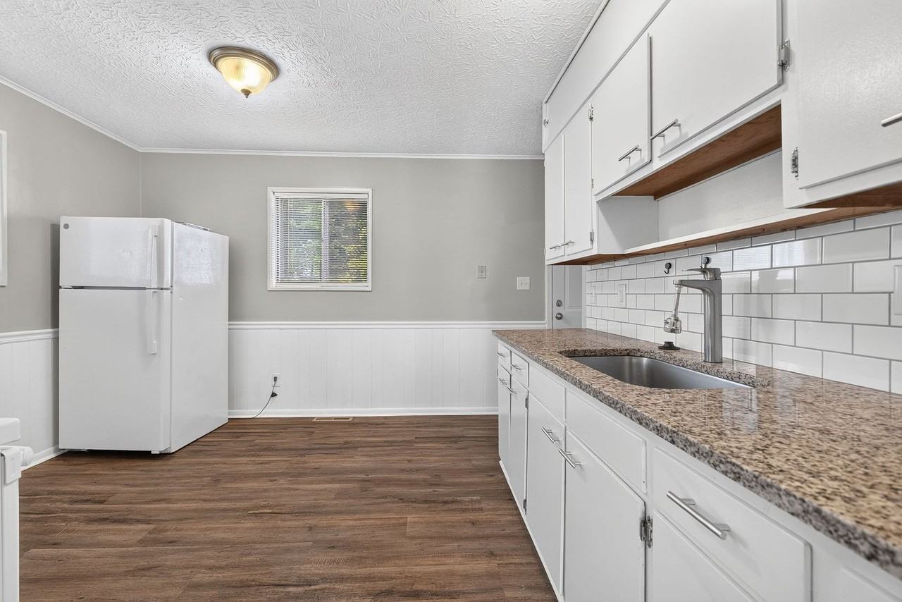 2956 Valleyview Dr - Photo 4 of 17