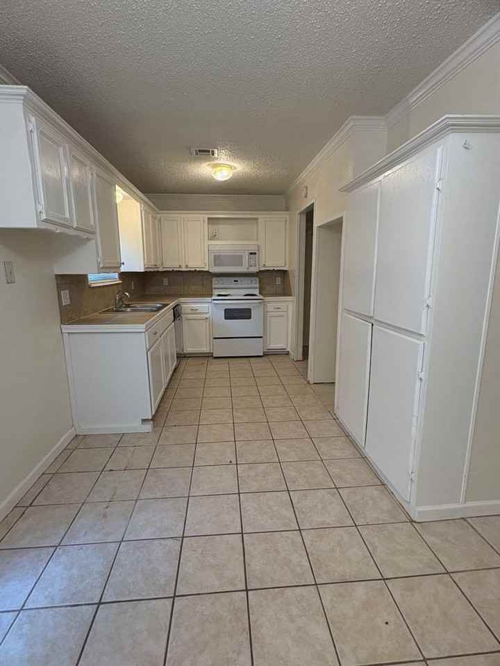 808 Catherine Dr - Photo 7 of 11