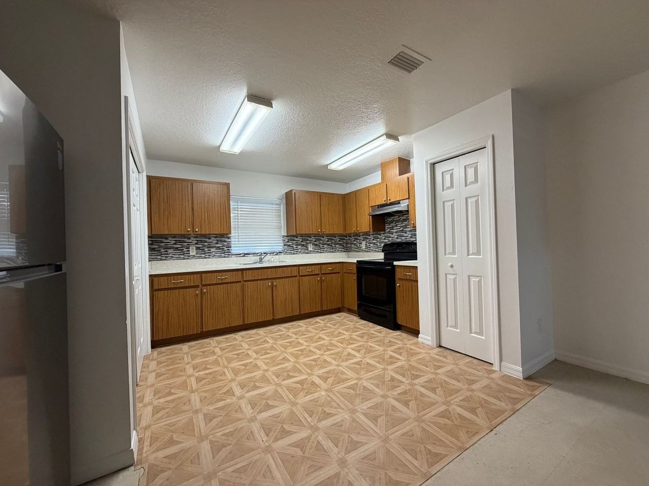 3102 W Reynolds St - Photo 4 of 10