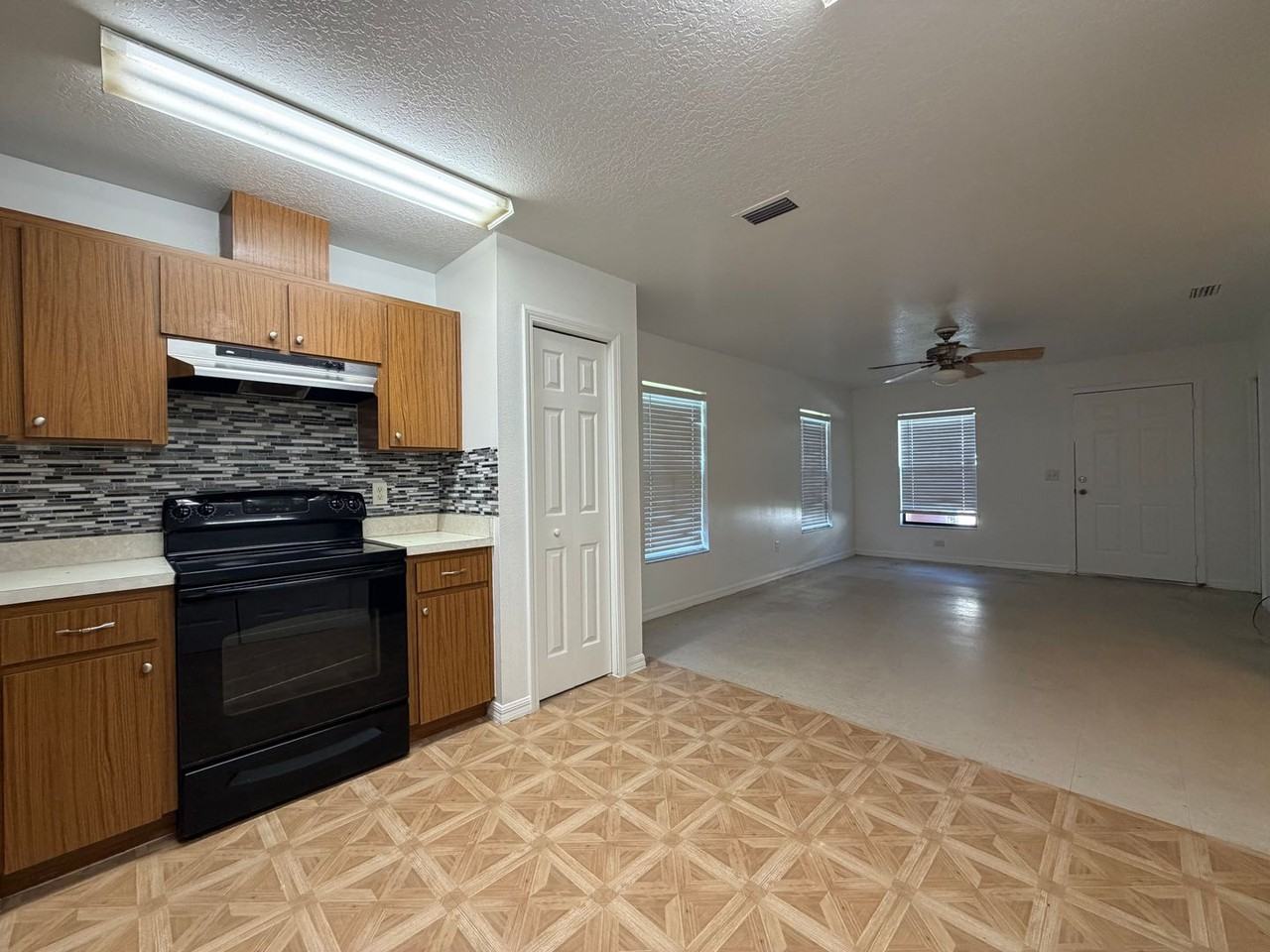 3102 W Reynolds St - Photo 6 of 10