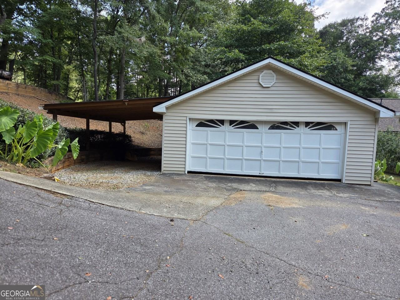 984 Overlook Dr - Photo 4 of 26