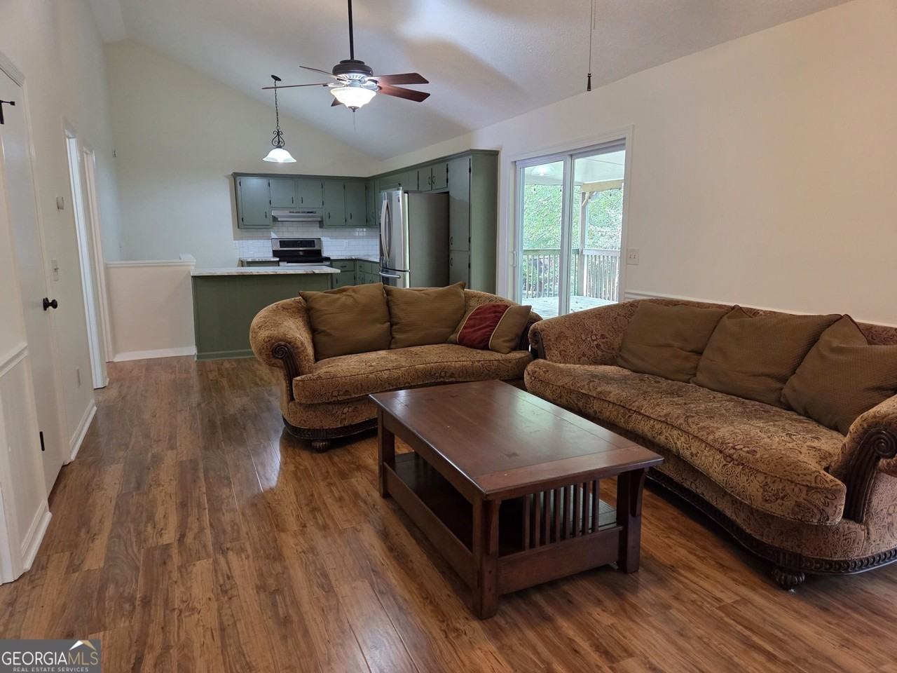 984 Overlook Dr - Photo 5 of 26