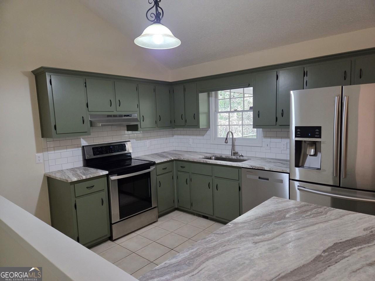 984 Overlook Dr - Photo 6 of 26