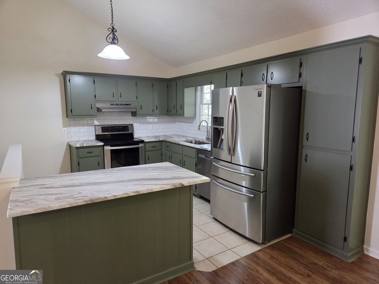 984 Overlook Dr - Photo 7 of 26