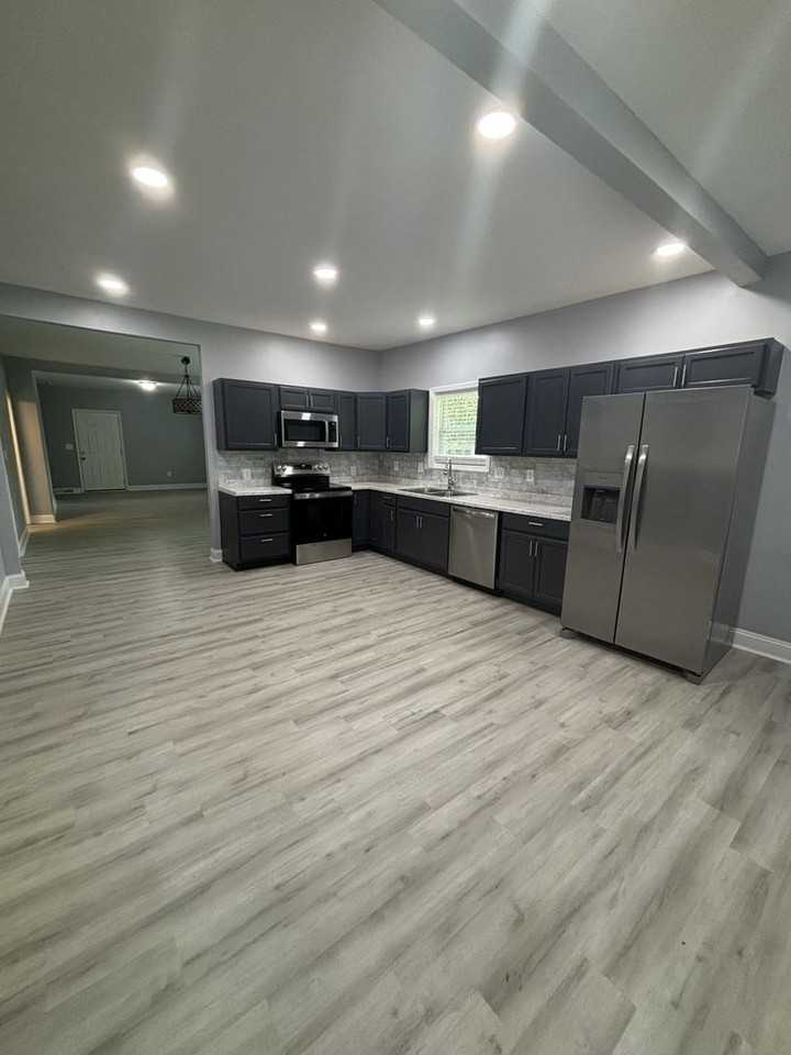 131 Dixon Cir - Photo 2 of 8