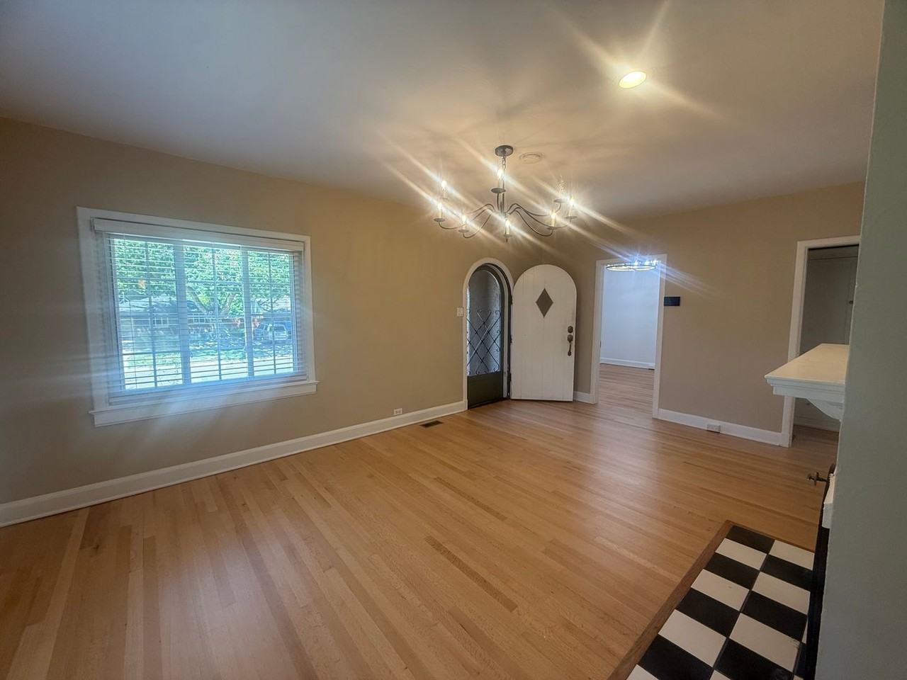 834 Newport St - Photo 4 of 30