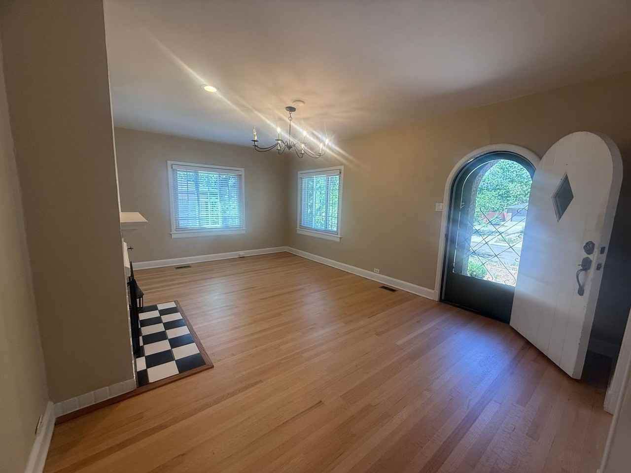 834 Newport St - Photo 6 of 30