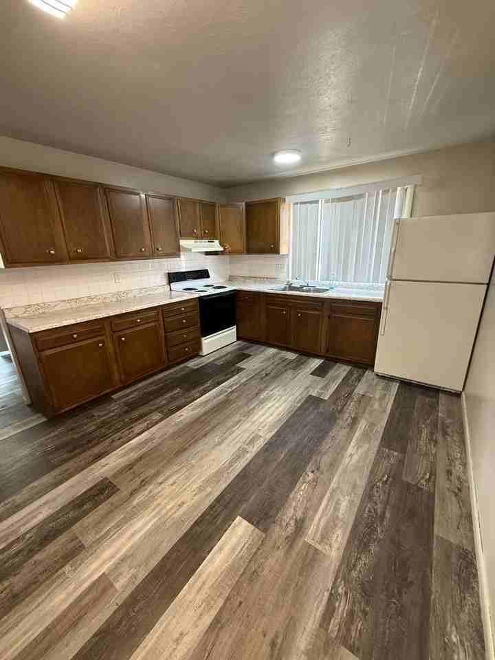 1917 S Cecelia St - Photo 4 of 9