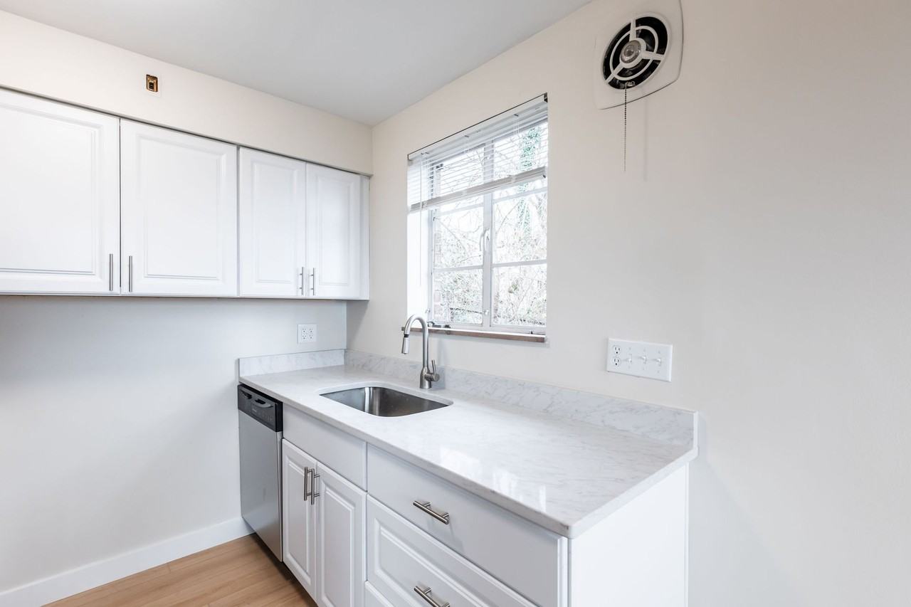 3421-3425 Pape | Hyde Park - Photo 5 of 15