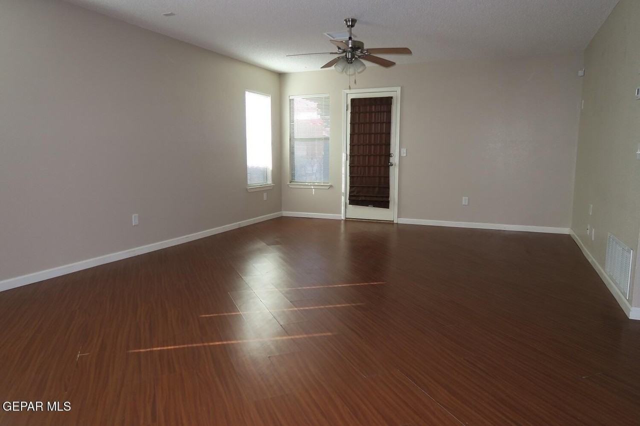 3233 Bell Point Dr - Photo 3 of 27