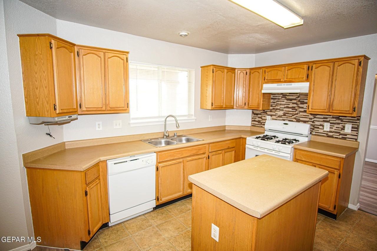 817 Dakota River Ave - Photo 7 of 29