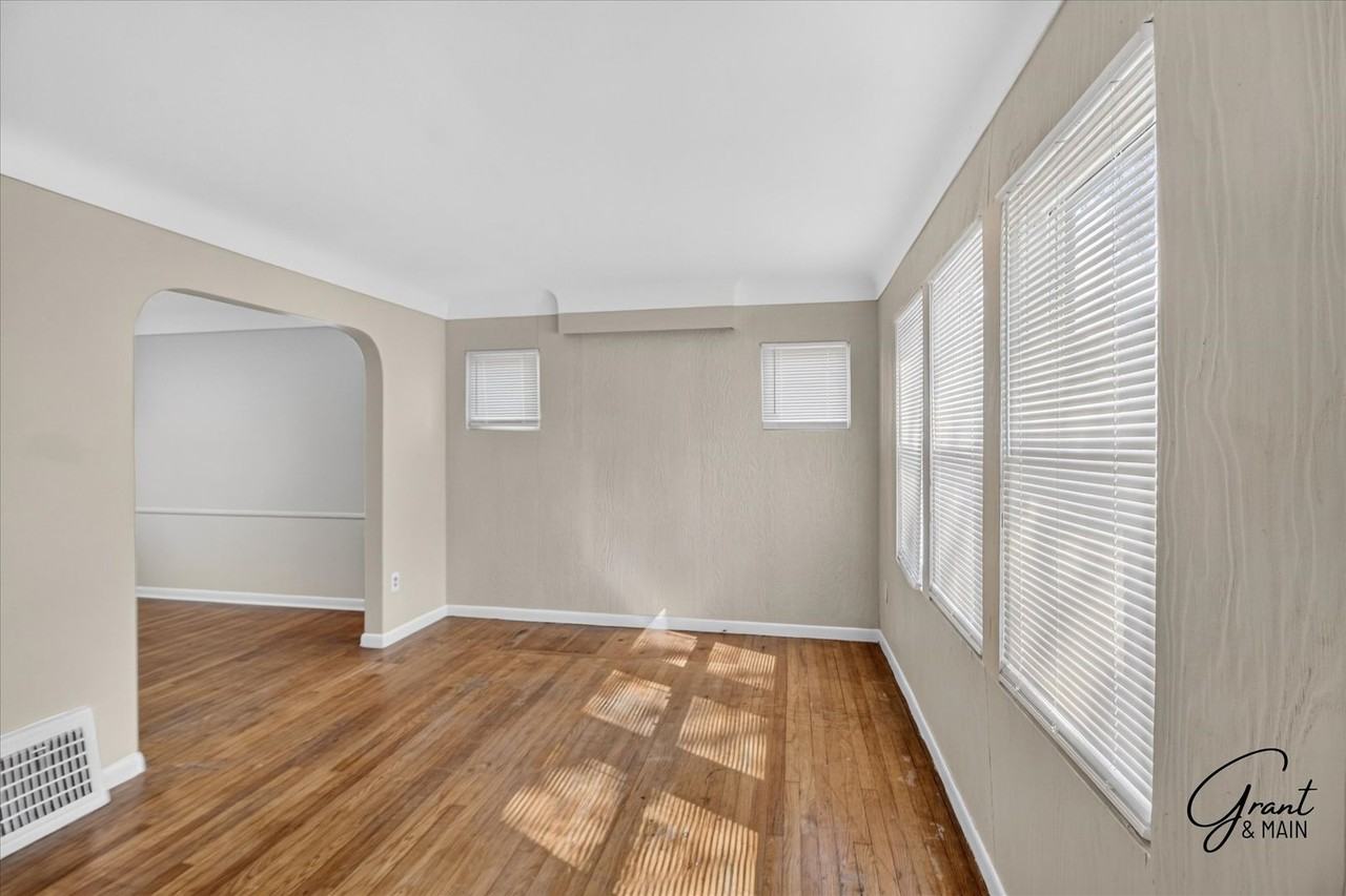 13515 Montrose St - Photo 2 of 25