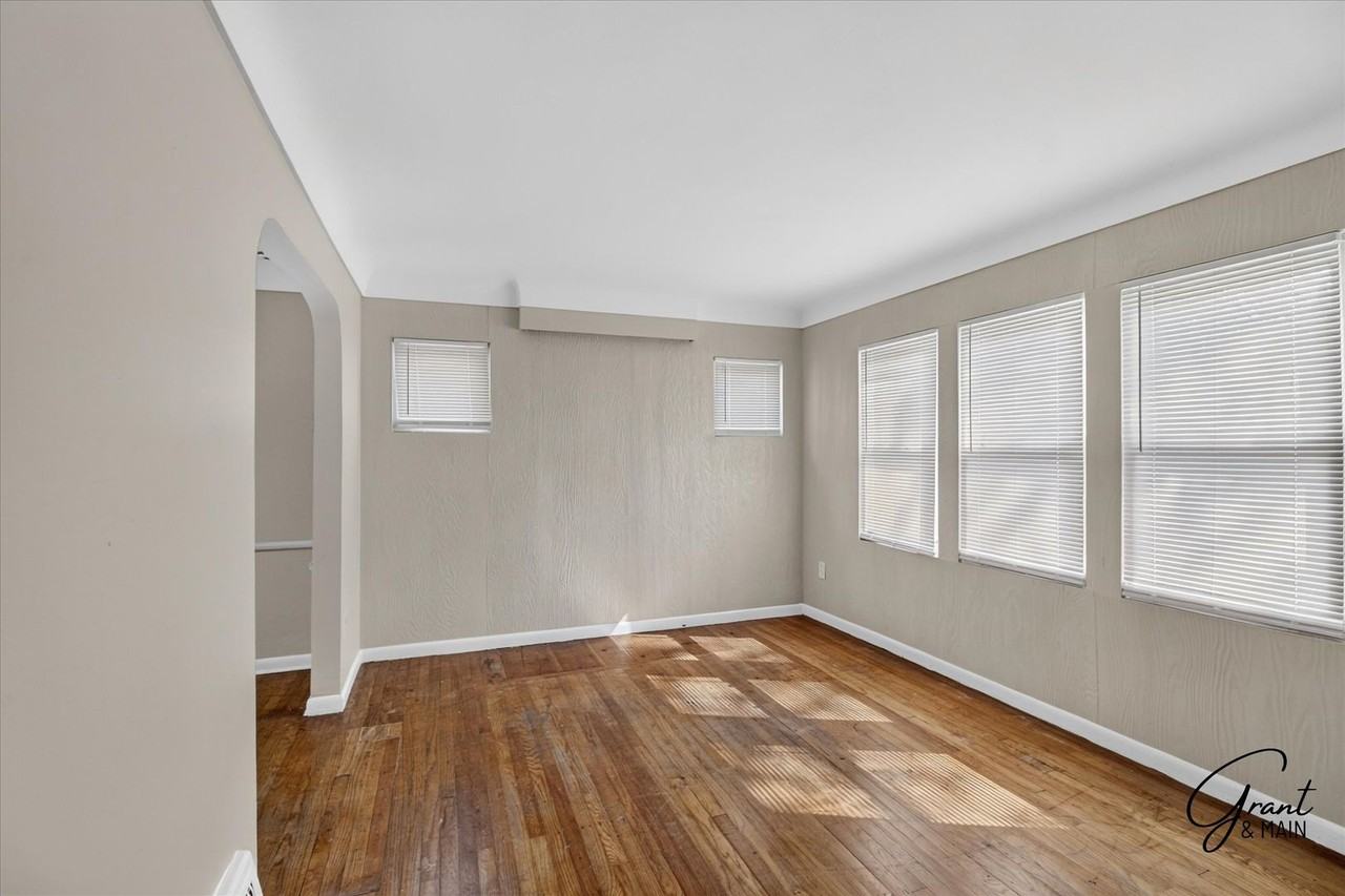 13515 Montrose St - Photo 3 of 25