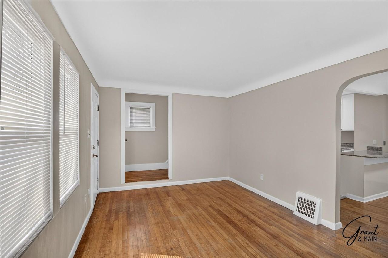 13515 Montrose St - Photo 5 of 25