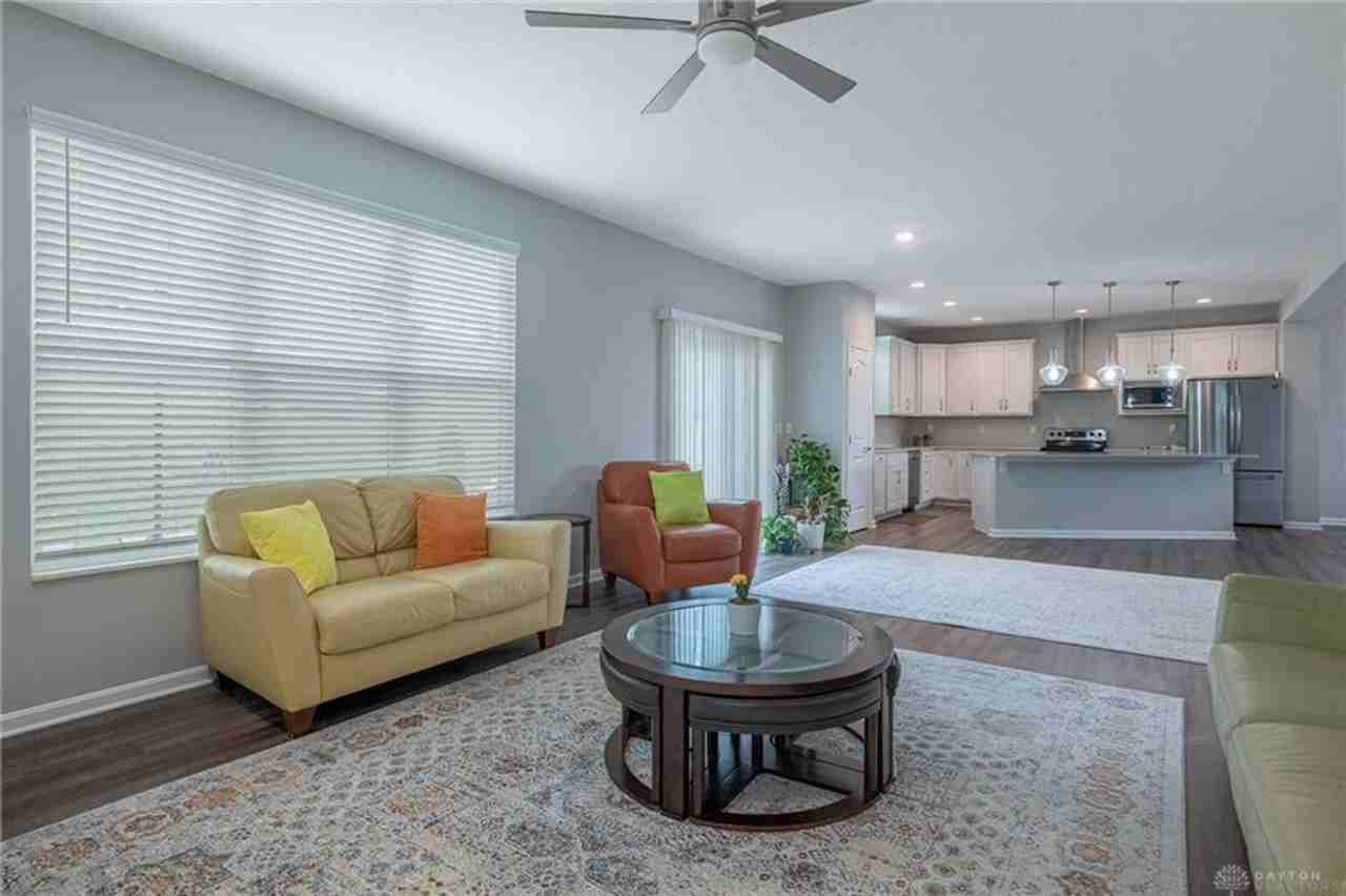 225 Pointe Oakwood Way - Photo 4 of 31