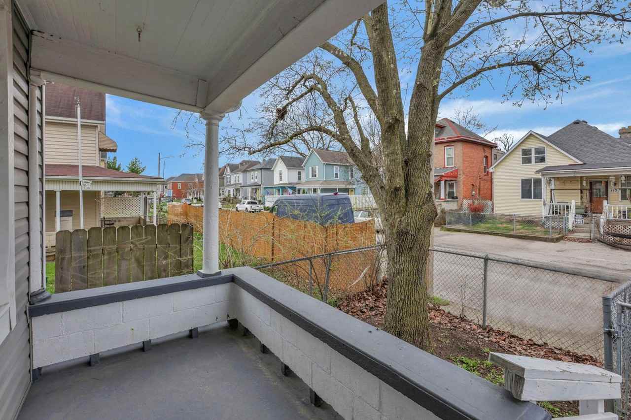 112 S Cypress Ave - Photo 3 of 36