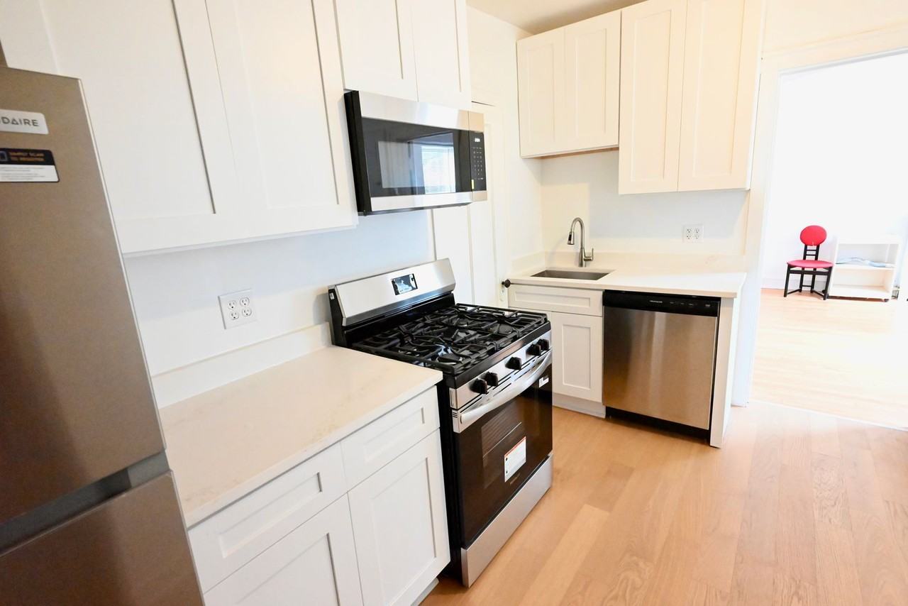 2421 W Ardmore Ave - Photo 2 of 13