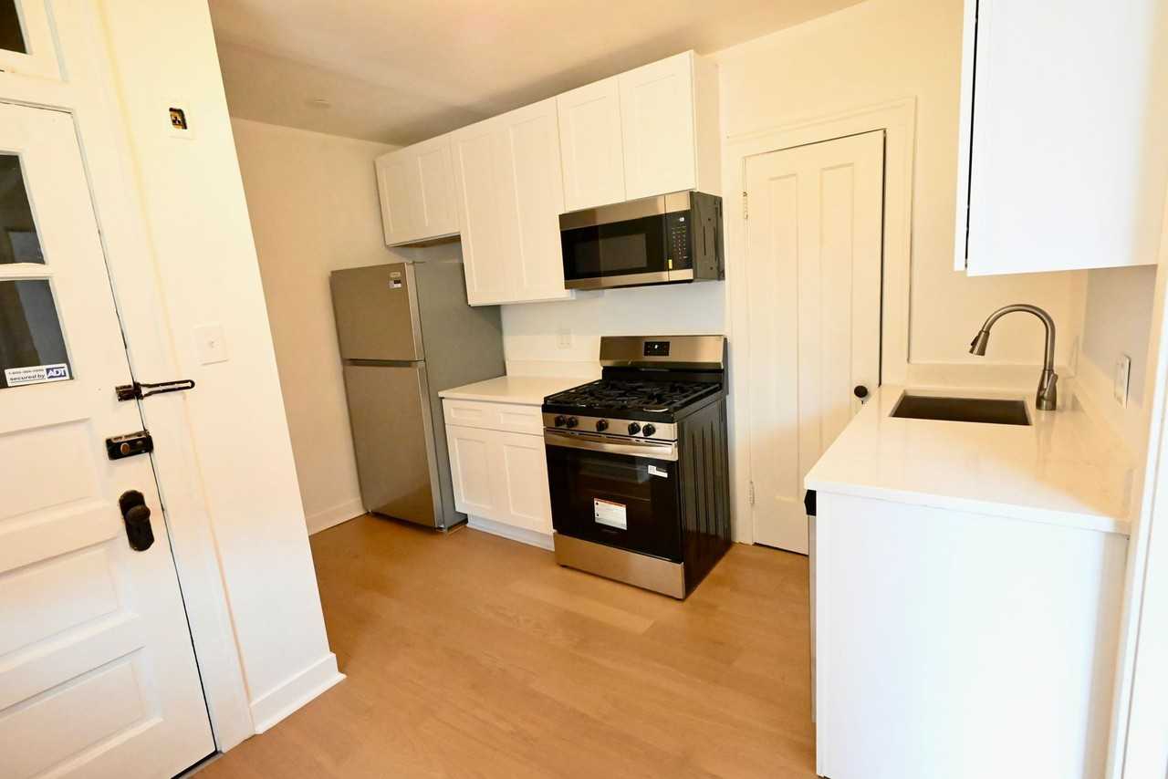 2421 W Ardmore Ave - Photo 3 of 13