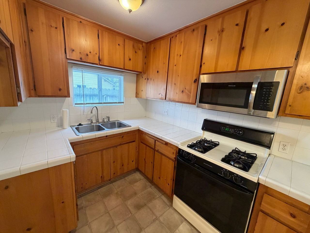 1630 S Mcclelland St - Photo 2 of 10