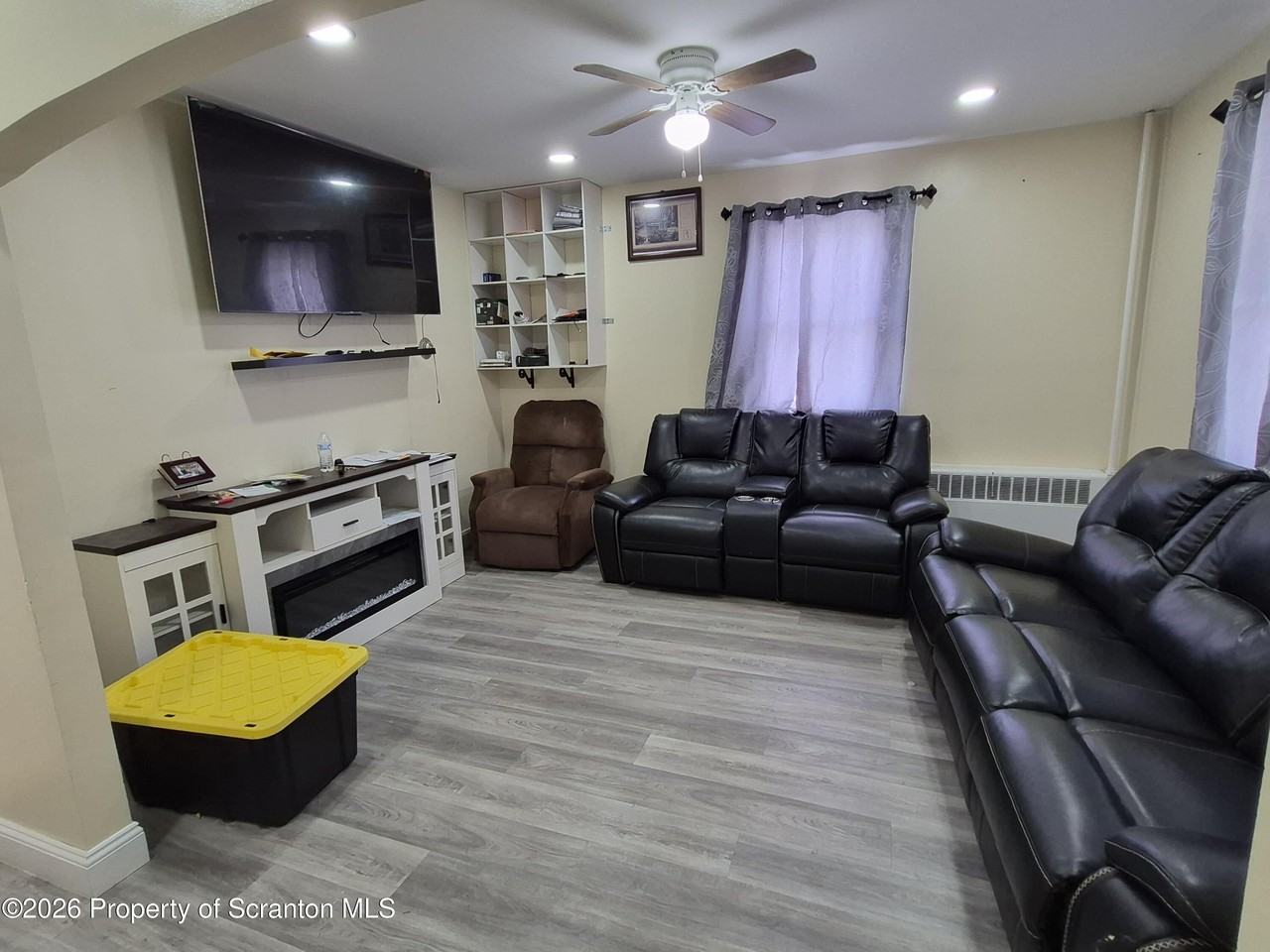 530 Cayuga St - Photo 4 of 20