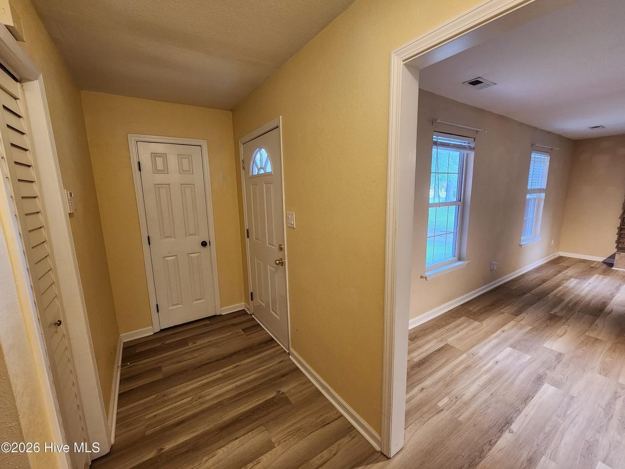 105 Briarwood Ct - Photo 3 of 28