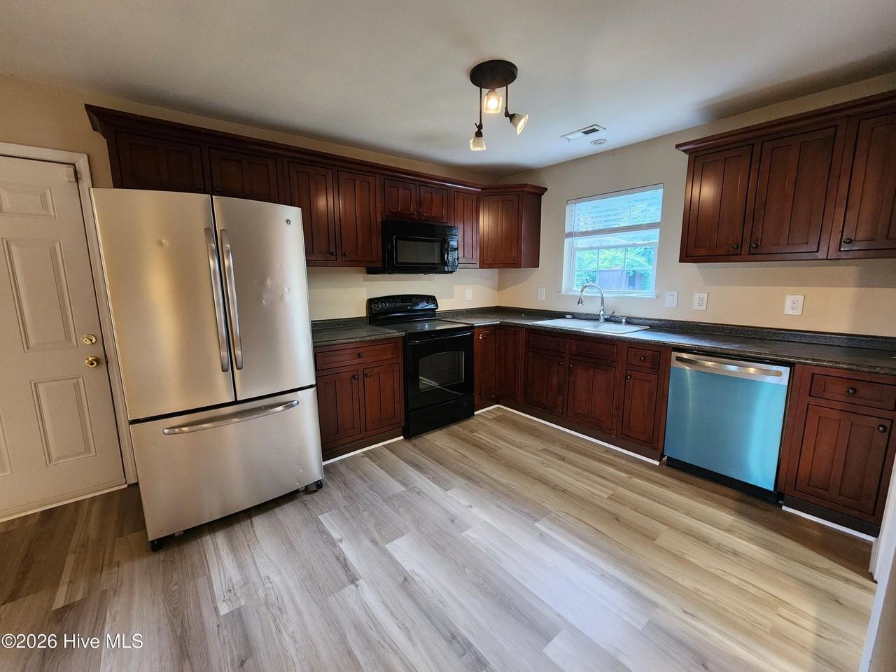 105 Briarwood Ct - Photo 6 of 28