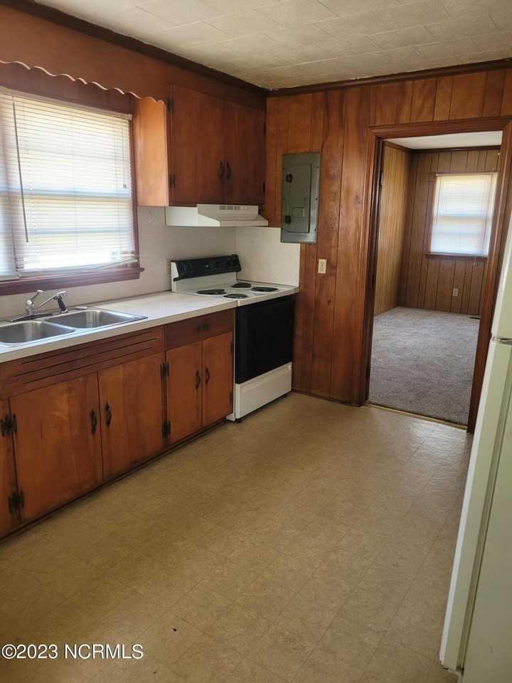 1313 Lincoln St #B - Photo 2 of 7