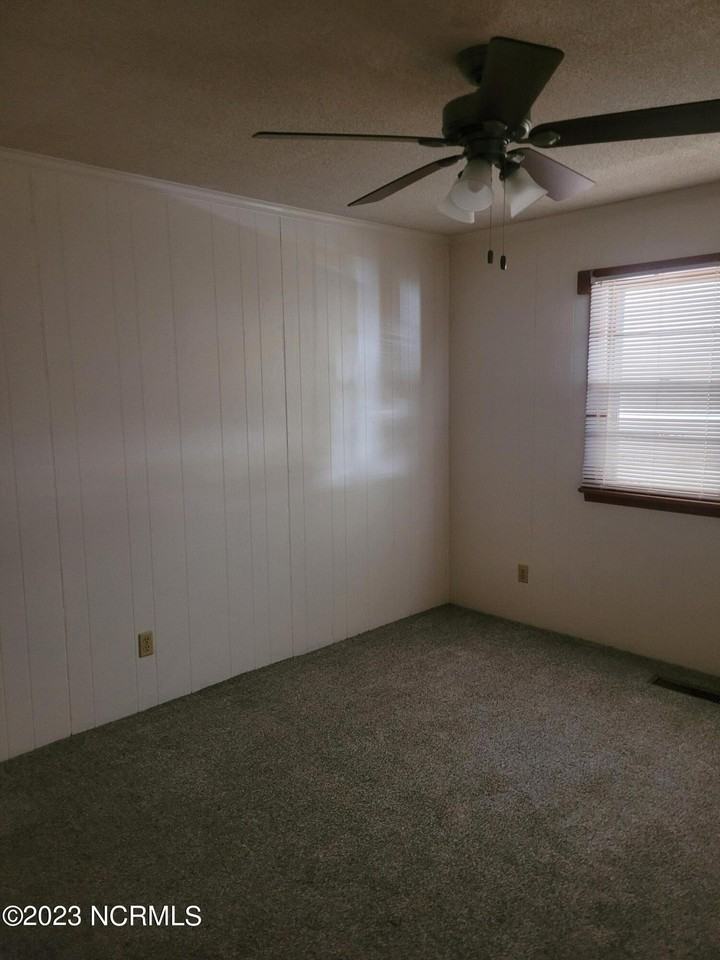 1313 Lincoln St #B - Photo 3 of 7