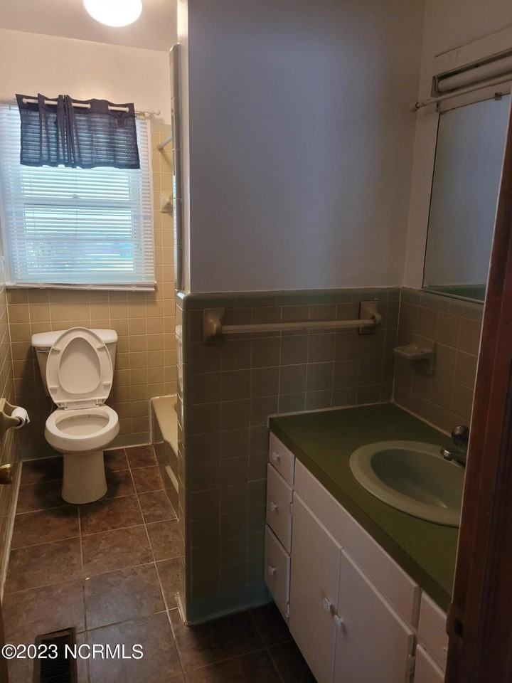 1313 Lincoln St #B - Photo 5 of 7
