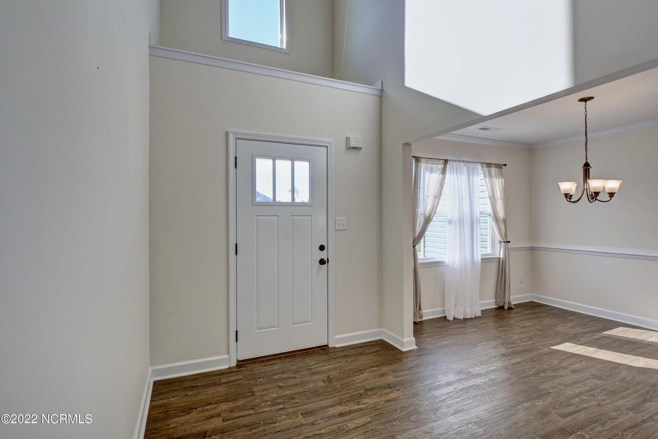 109 Easton Dr - Photo 5 of 32