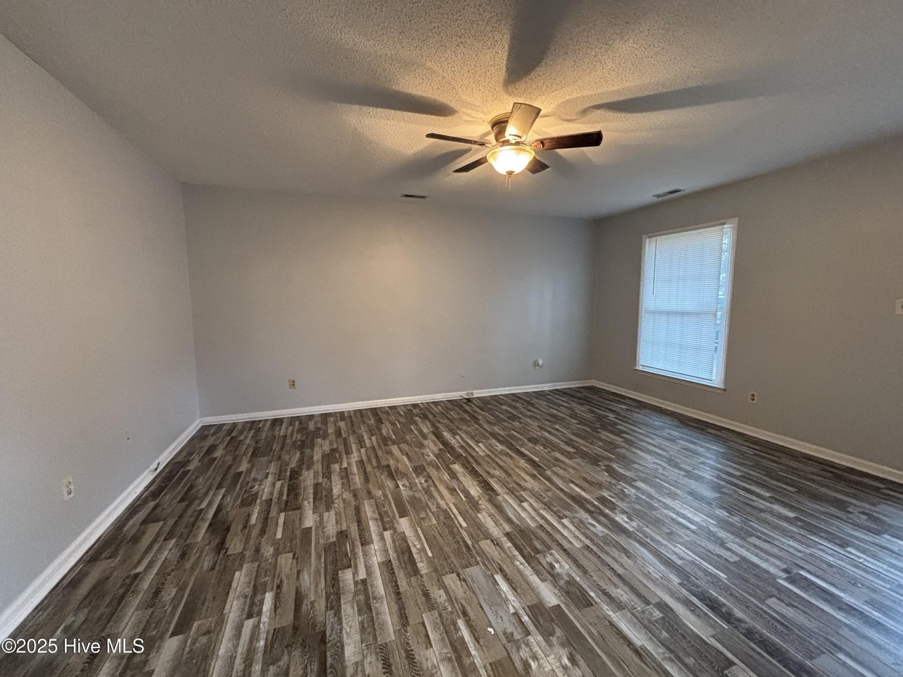 102 Hillside Ct - Photo 2 of 24