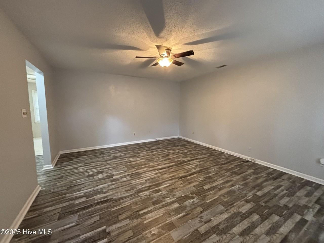 102 Hillside Ct - Photo 3 of 24
