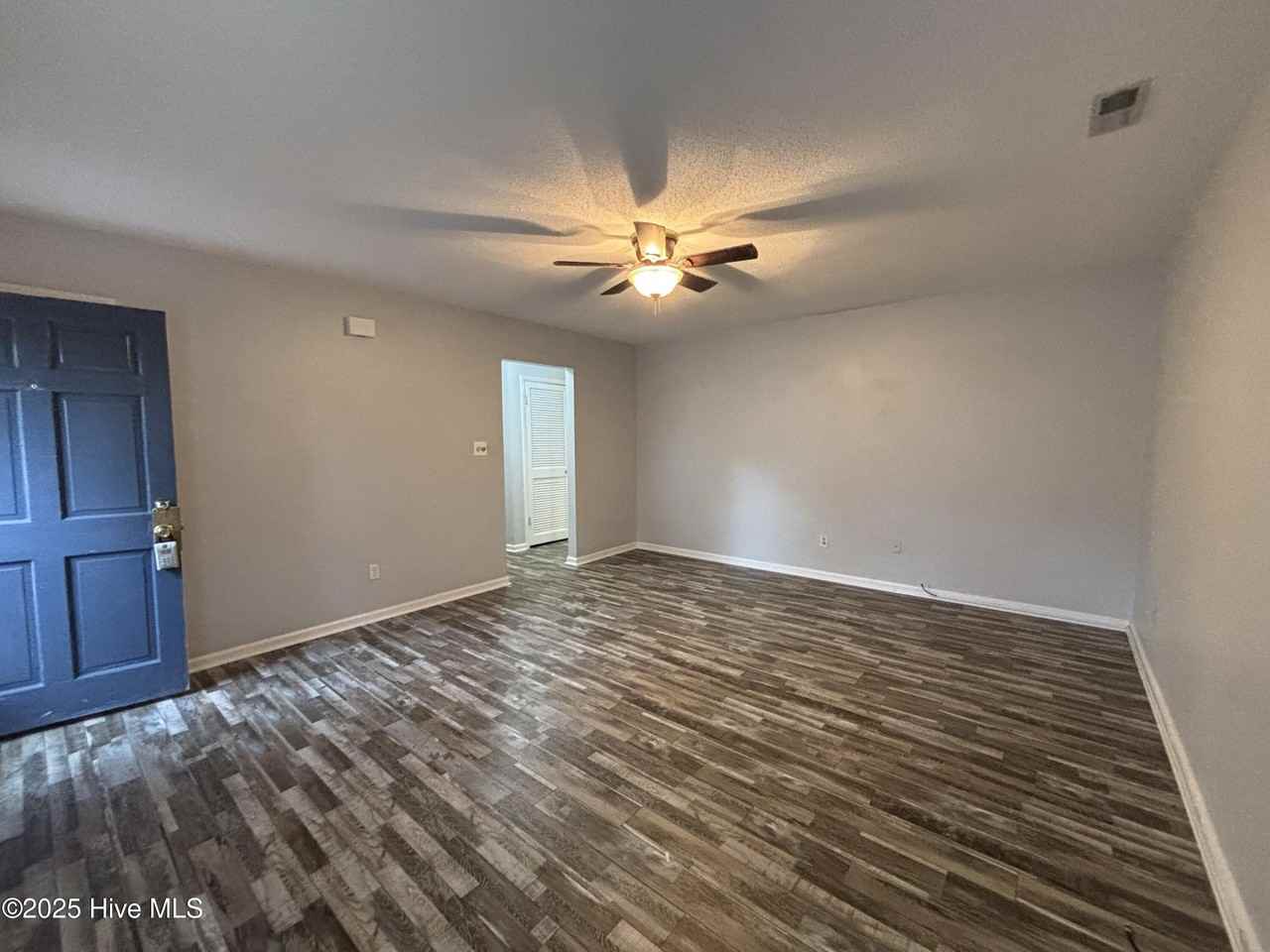 102 Hillside Ct - Photo 4 of 24