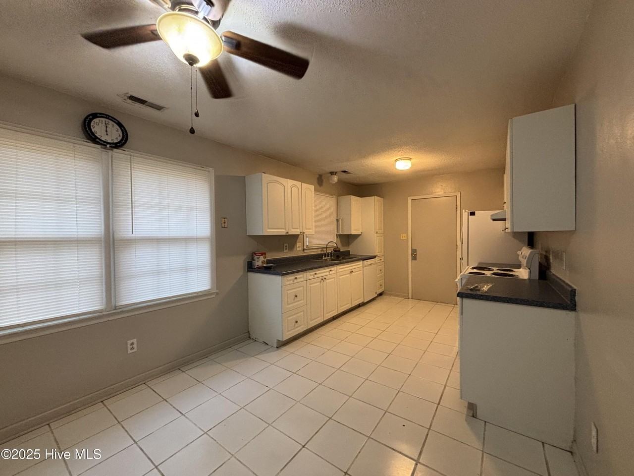 102 Hillside Ct - Photo 6 of 24